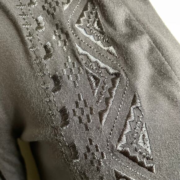 CABLE & GAUGE Gray Geometric Embroidered Super Soft Mid Sleeve Shirt Sz S - Picture 3 of 7